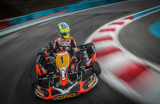 Una Giovane Donna in Un Casco in Un Da Go-kart Sul Indo Karting Della Pista  Immagine Stock Editoriale - Immagine di potenza, movimento: 122004614